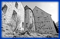 Die Burg: Blick auf Haupthaus und Ruine.