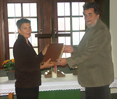 Monika Rudiger übergibt Peter Stenger die Altarbibel.